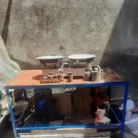 دو عدد میز فلزی و دو عدد باسکول چوبی قدیمی عتیقه|کلکسیون اشیاء عتیقه|تبریز, |دیوار