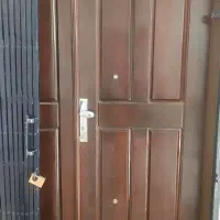 تعدادی در ورودی ساختمان چوبی با قفل و دستگیره