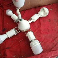 لوستر و صندلی مغازه