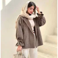 فروشنده در مانتو فروشی