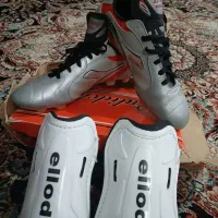 کفش چمن و ساق پا