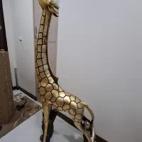 مجسمه کنار سالنی طلایی زرافه بسیار با کیفیت و لوکس