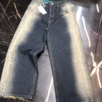 به تعدادی وسط کار وردست چرخکار خانم یا اقا