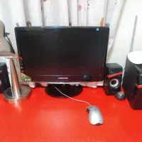 کامپیوتر با میزش و اسپیکر