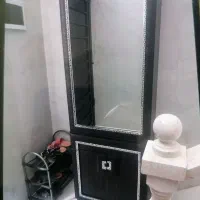 جا کفشی اینه دار و جالباسی دارد