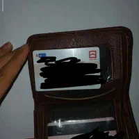 کیف پول قهوه‌ای گم شده
