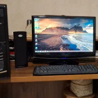 کامپیوتر رومیزی به همراه مانیتور، کیبورد، اسپیکر