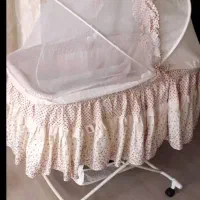 گهواره کنار مادر