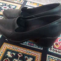 تعدادی کفش در حد نو
