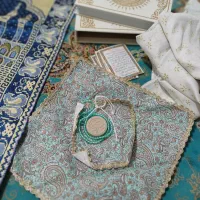 چادر نماز و جانماز و قرآن