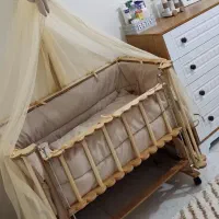 تخت و گهواره کنار مادر