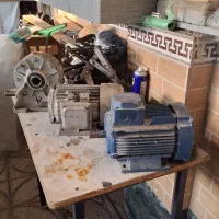 تعدادی ماشین آلات صنعتی