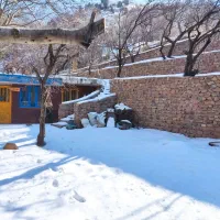 ۵۰۰ متر باغچه در دل کوهستان با بنا و کلبه ای سنتی