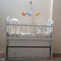 گهواره نوزاد کنار تخت مادر