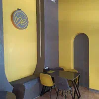 همکار خانم در اشپزخانه با بیمه و مزایا