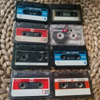 تعدادی نوار کاست و نوار ویدئو  vhs