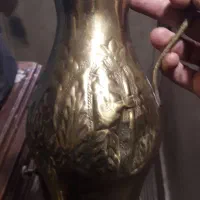 یک عدد پارچ مسی و برنجی خیلی قدیمی و کنده کاری شده