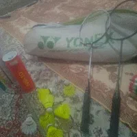 راکت بدمینتون و و تور و تعدادی توپ