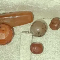 تعدادی سنگ با قدمت بالای ۳۰۰ سال