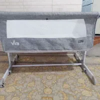 تخت کنار مادر