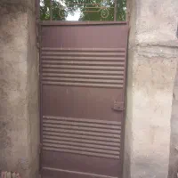 درب حیاط نفر رو در حد رنگ خورده بدون پوسیدگی|مصالح و تجهیزات ساختمان|علی‌آباد کتول, |دیوار