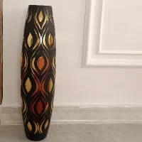 گلدان کنار سالنی