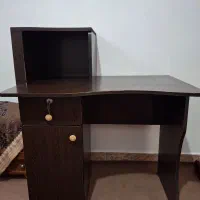 میز تحریر و کامپیوتر