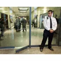 متصدی درب ومامور اخذ قبض نگهبان شیفت شب