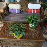 سه عددمبل منبت ودو عددمیزبزرگ ویک میزعسلی