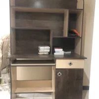 میز تحریر و کامپیوتر
