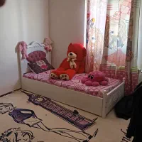 یک عدد فرش و یک عدد تخت ویک جفت پرده