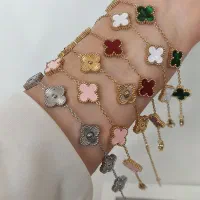 دستبند زنانه ونکلیف