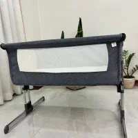 تخت کنار مادر