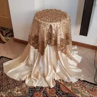 میز خاطره کنار مبلی عسلی با رومیزی کارشده و ساتن