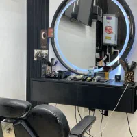 آرایشگر و شاگرد آرایشگاه مردانه