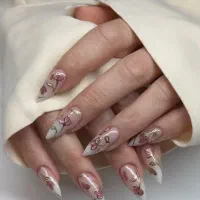 ناخنکار و ابروکار با مشتری