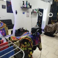 آرایشگر با مشتری