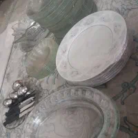 تعدادی سرویس غذاخوری بلور وچینی