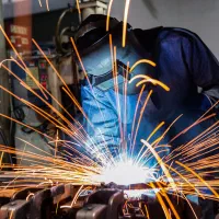 کارگر جوشکار و تراشکار