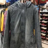 کت لی (جین)، استوک و تاناکورا|لباس|شیراز, جانبازان|دیوار