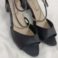 کفش|کیف، کفش، کمربند|صحنه, |دیوار