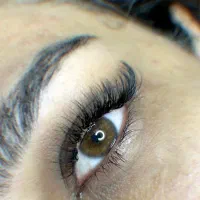 مدل برای اکستنشن مژه زیر نظر مربی