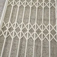 حفاظ درب سالم جنس آهن قدیمی