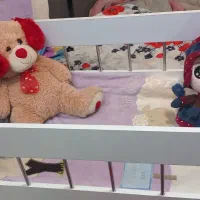 گهواره چوبی کنار تخت مادر