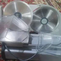 کالباس بر آلمانی و ترازوی  و کلید و پریز برق