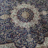 فرش ۹متری طرح ابریشم مخملی بازمینه ای بسیار زیبا
