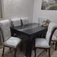 میز ناهار خوری باکس‌ دار و شش صندلی سالم و تمیز