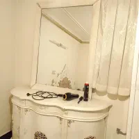 یک عددکنسول باآیینه ویک عددکمدیه تیکه