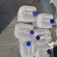 تعدادی دبه ۱۰ و۲۰