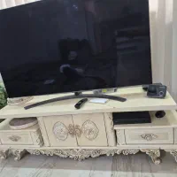 میز تلویزیون همراه با ساعت